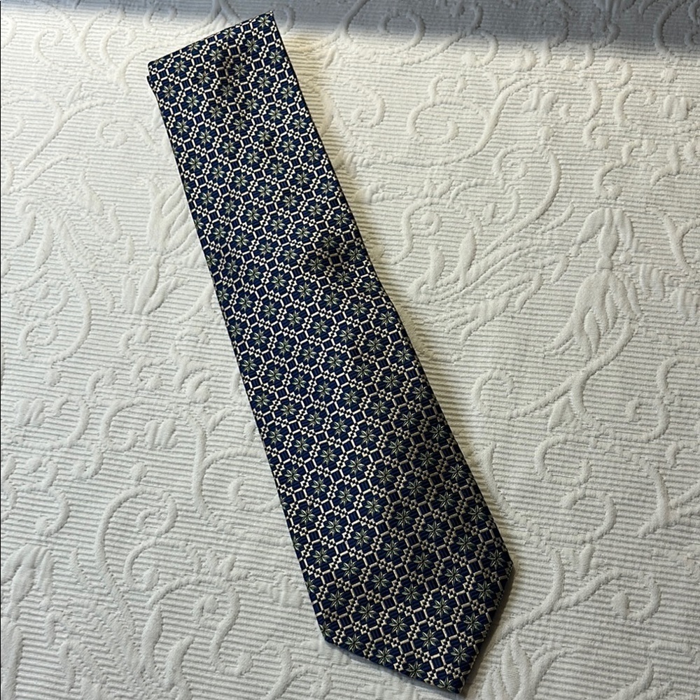 Hickey Freeman Blue and White Silk Geo PatternedTie. Quiet Luxury. Timeless